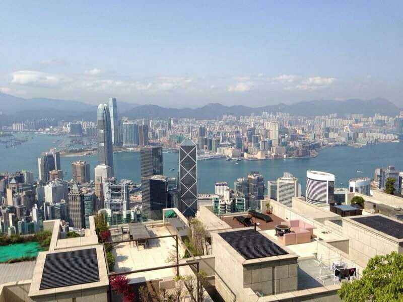 俯瞰香港维多利亚港的美丽景色,白天的风光跟夜景各有不同风情,还有