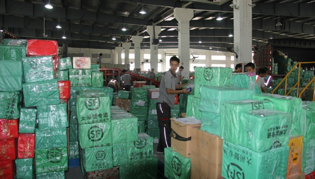 八、根据订单,统筹多渠道的物流运力资源 这里先说一下今年农特微商的三种物流运营模式: 1、顺丰 农特微商初期运营,北京总部过度的信任基地的操盘能力,其实基地完全没有供应链,导致基地错误预估顺丰的运力,全部采用顺丰,具体方式: 1.顺丰陆运(江浙沪),单价:20元/单(箱),方式:产地直配; 2.