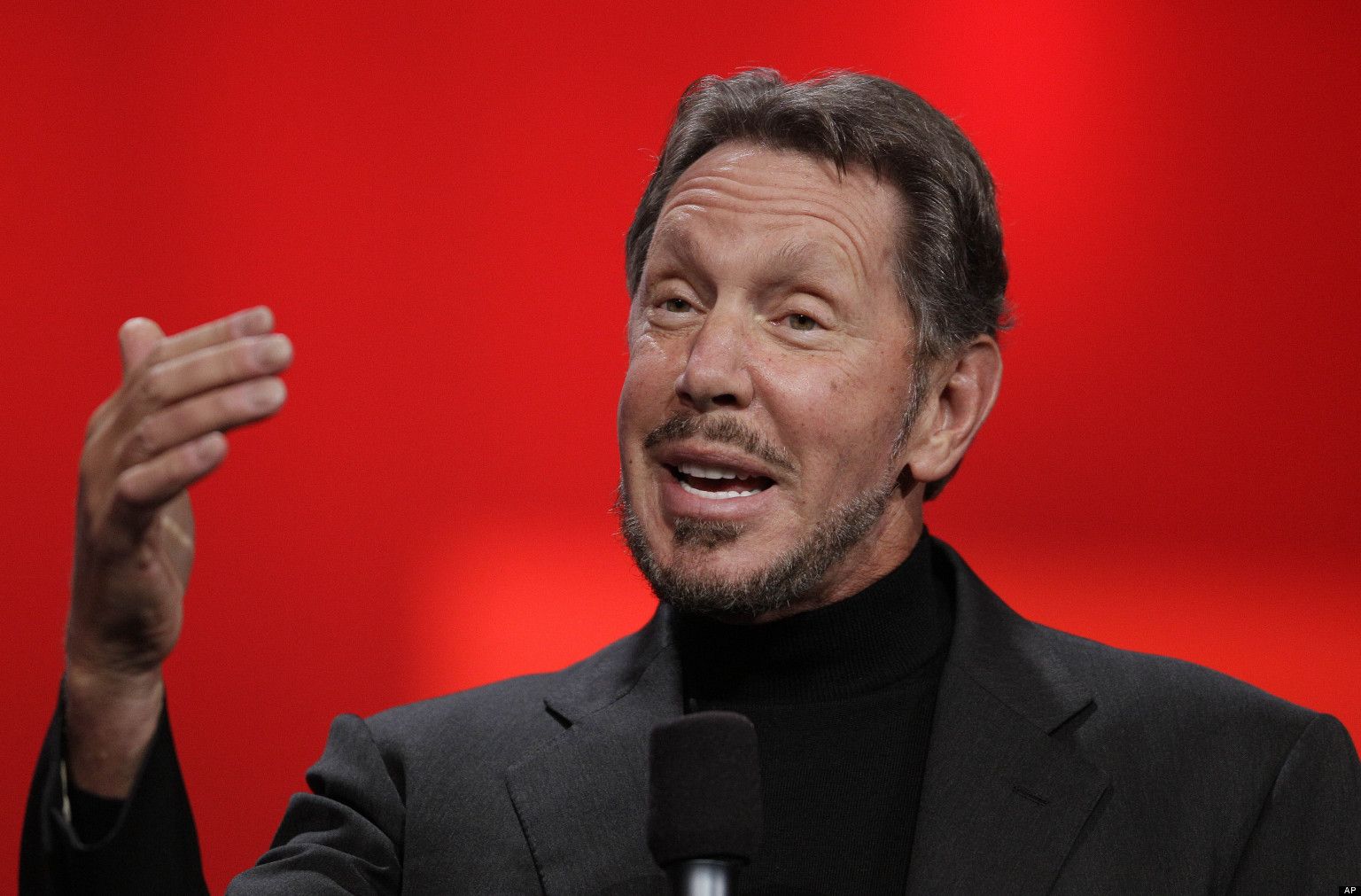 拉里埃里森(Larry Ellison) 这个全球最大数据库软件公司甲骨文的老板,在25岁时还仅仅是一个做零工的程序员。埃里森是大器晚成的典范,32岁以前还一事无成。 1966年埃里森来到加州的伯克莱。读了三个大学,一个文凭也没拿到的他开始自学计算机编程,为富国银行、AMPEX等十几家公司工作,创业前为IBM大型电脑开发。