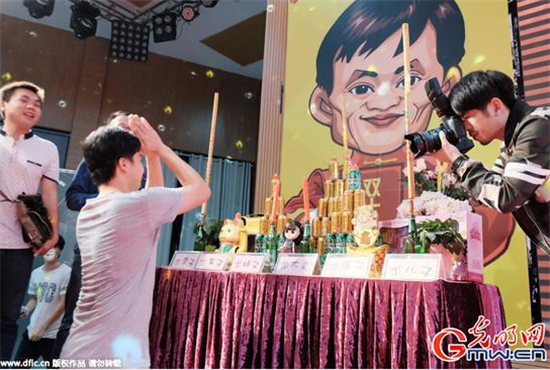 广州电商双11 誓师 集体排队拜马云刘强东 - B