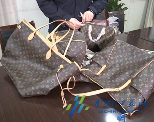 夫妻做假化妆品批发 淘宝卖家1年半开卡宴 - B