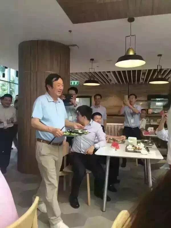 任正非曝食堂排队打饭 曾因排队打车走红