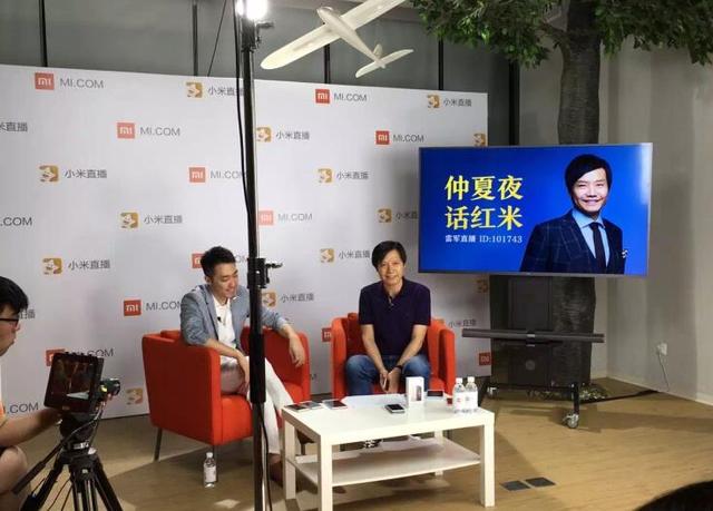 在雷军开始上场直播前,小米科技联合创始人,小米电视负责人王川先上场