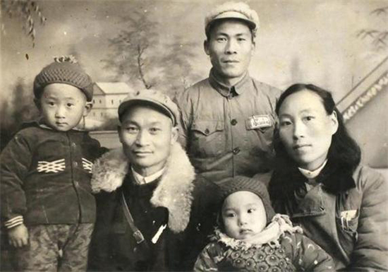 作为如今的首富,从人家庭出身的王健林从小看起来就带有人的气质