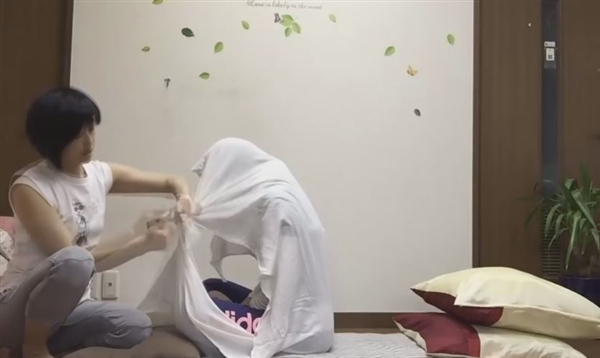 岛国神奇减压法爆火:把人裹成"木乃伊"