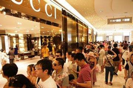 站在阿迪耐克背后 中国服装界最大赢家是它