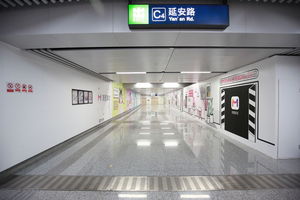 3、美图美妆在地铁站投放的黑五广告.jpg