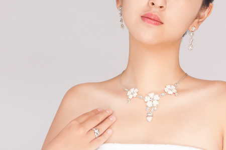 周大福全年多赚34.0% 郑家纯中风后首度现身