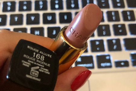 完美日记完成新一轮融资 估值超10亿美金