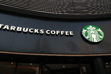 中国的咖啡市场：星巴克向左 便利店咖啡向右