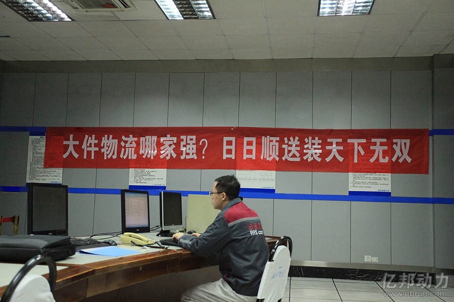 1/10                               日日顺仓库里待发的货物,日日顺