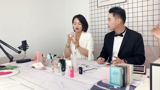 朱虎诚向亿邦动力谈道:"做直播,你要让观众形成一种喜欢来看你这个