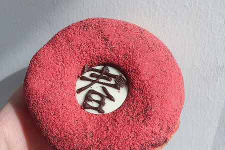 卖红酒的店播 怎么做到在快手上一个月收入几百万的？
