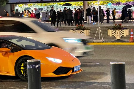 谁在赌自动驾驶的未来？