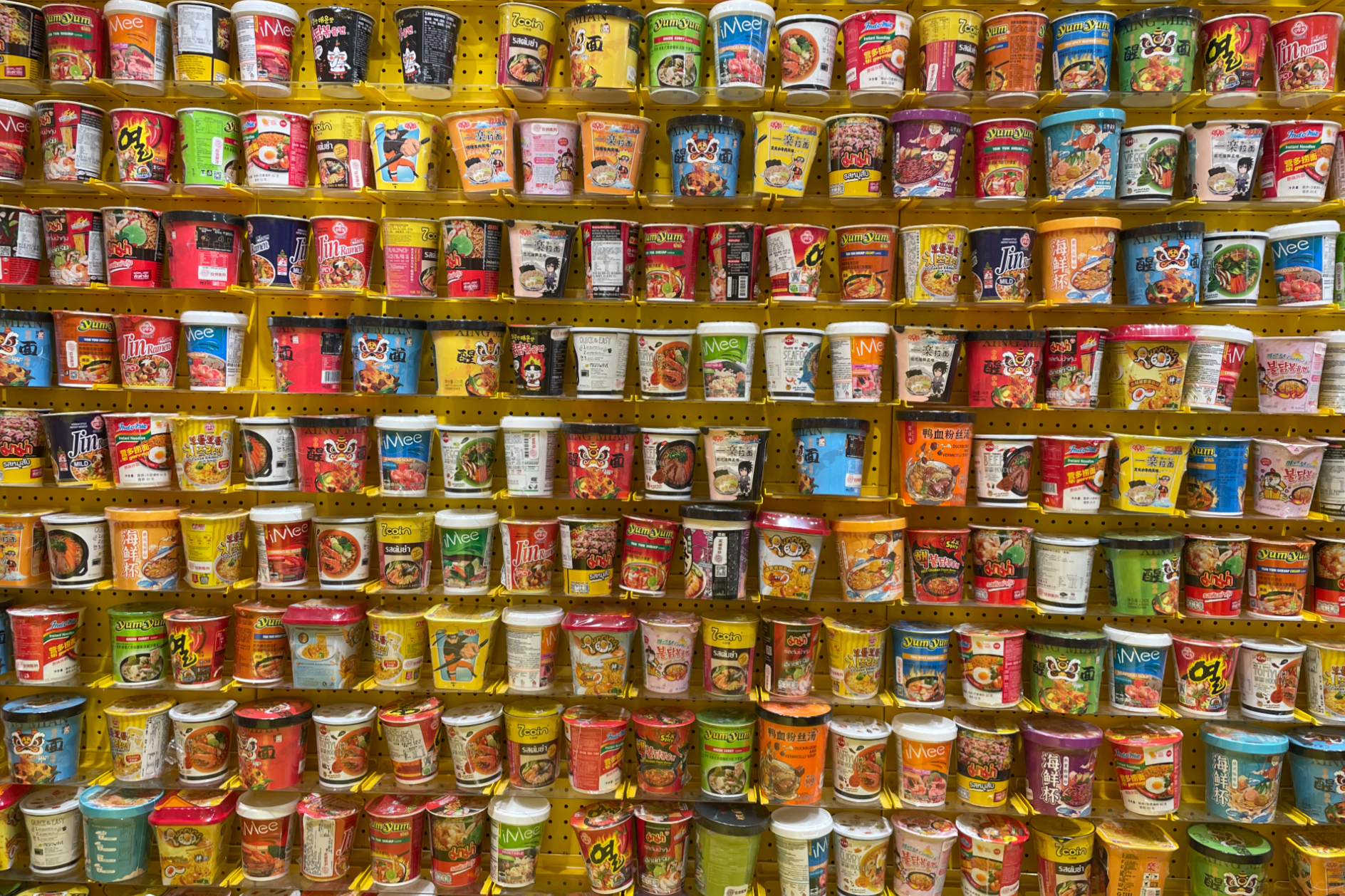 这届年轻人 用“抠门”撑起了300亿市场