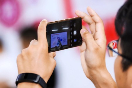 当虚拟偶像开始“破圈”