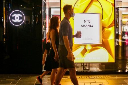 年轻人在直播间抢2折奢侈品