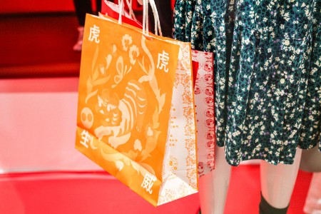 黄牛义乌跨境代购 谁能挣到顶流“冰墩墩”的钱？