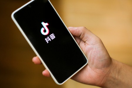 俞敏洪炸裂抖音 薇娅老公再成立新直播公司丨电商大事