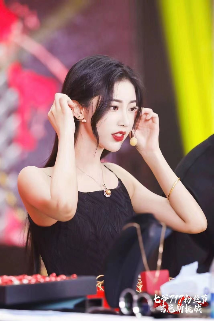 打造元宇宙珠宝大秀快手珠宝头部主播七爷再次巅峰登顶