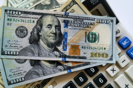 这届创业者：为什么砸100个亿也成不了？