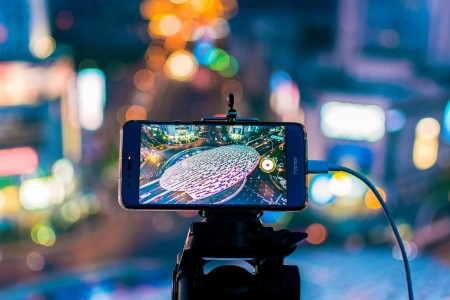 “彩虹夫妇”自曝一天赚400万 税务部门介入调查！