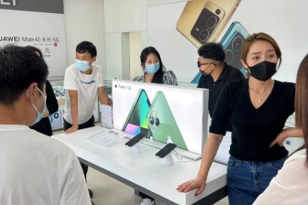 iPhone14首发：中国城乡消费与服务实现如何“零时差”