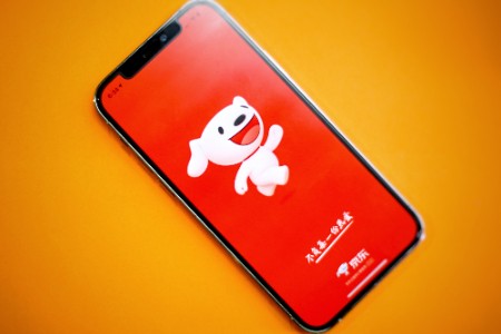 零售晚报：京东十一消费数据观察：户外鞋服同比增长77.9%
