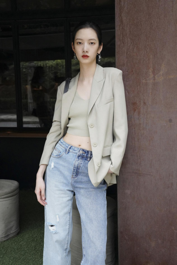 首页>独家>正文>在sense层面,吴亚芬从事服装设计20多年,对爆款的体感