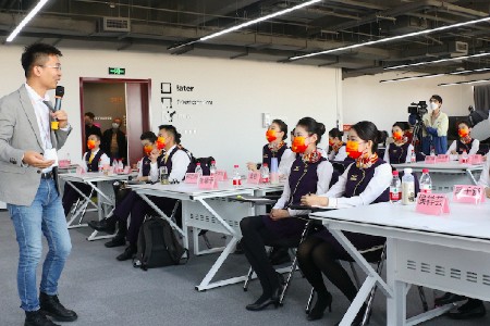 加速拥抱新业态 天津航空培训空姐空少做淘宝主播