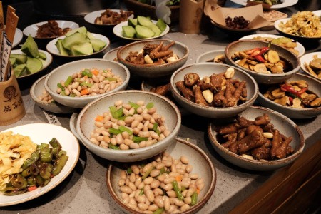 凌晨三点 餐饮人忙着“抄底”