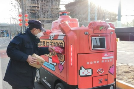 智能快递车送出“新春第一单”，公益格补给免费