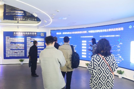 深圳龙岗区区委领导一行来访知识服务中心