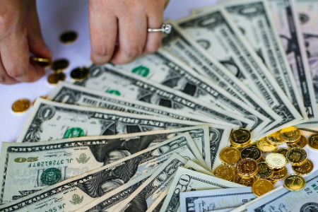 资本大佬一夜失踪 马斯克将卸任推特CEO丨财经盘点