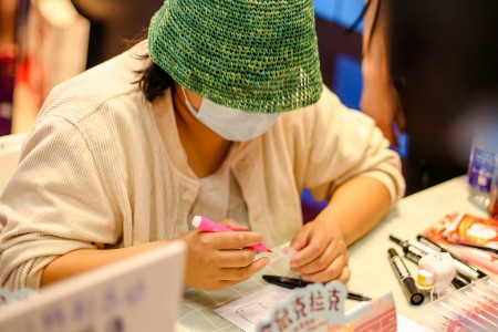 成本5毛钱的贴纸 00后月入百万