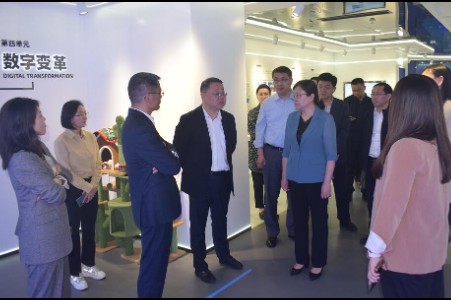 重庆市副市长张国智一行来访全球跨境电商知识服务中心