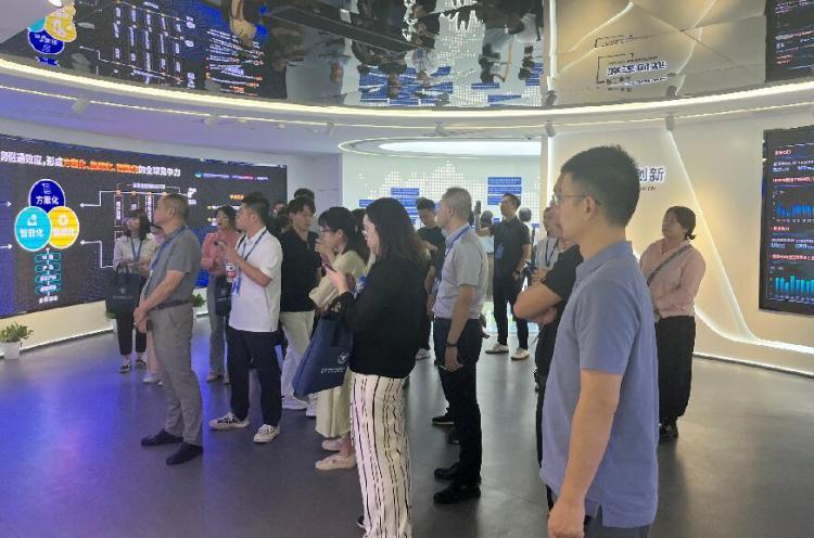 海南自贸港投资服务能力提升班来访跨境电商知识服务中心