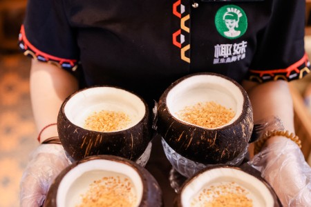 “椰妹”进京开首店！椰子鸡火锅下半场“现砍”制胜！