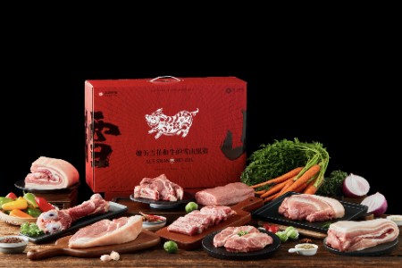 自建独家雪山黑猪专属牧场 本味鲜物冷鲜肉产品上市