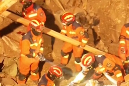 心手相连 共渡难关 | 森马x贾乃亮捐赠1.2万件御寒物资紧急驰援甘肃震区