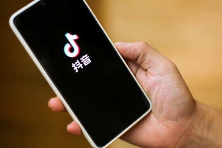 在抖音深夜连麦 月赚 20 万