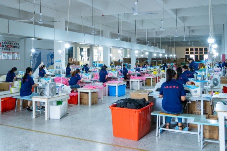 江西老板内贸转外贸 仅1年在阿里国际站出口雨衣年销近千万