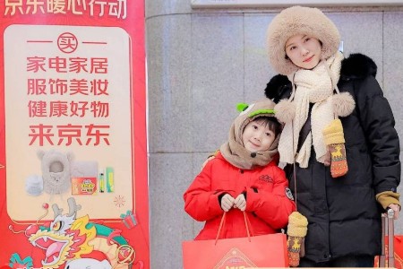 京东服饰美妆开启“哈尔滨暖心行动” 向游客发放毛绒围脖、保湿面霜等暖心礼