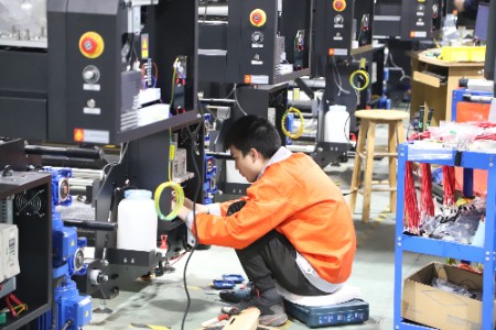 中小外贸企业开门红 阿里国际站上有商家一下出货8个柜