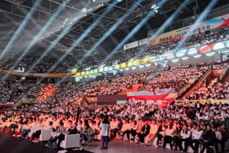 零食很忙×赵一鸣零食举办万人伙伴大会 擘画集团战略新蓝图