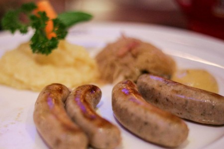 夜市顶流小吃塌房后“反转”？375万人涌入直播间 销量暴涨5倍