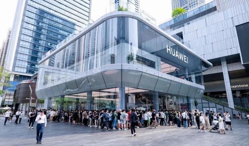 huawei pura70首销热潮 华为旗舰店成为前沿科技的体验地