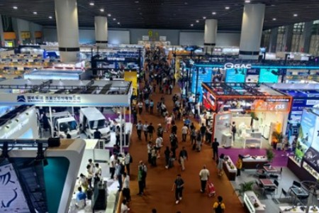 今年广交会的新现象：外贸商家用AI同步开线上展会