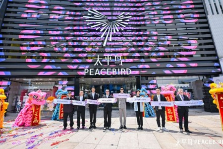 太平鸟携手代言人王鹤棣 共同见证全球首家品牌旗舰店盛大启幕