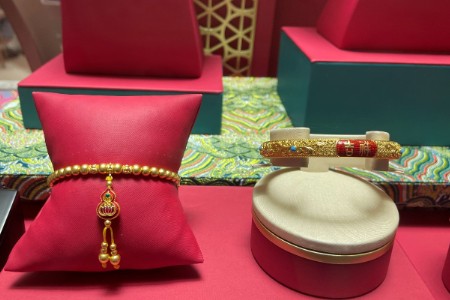 母亲节95后花式宠妈：金饰、美妆销量走高，唯品会上女装受关注